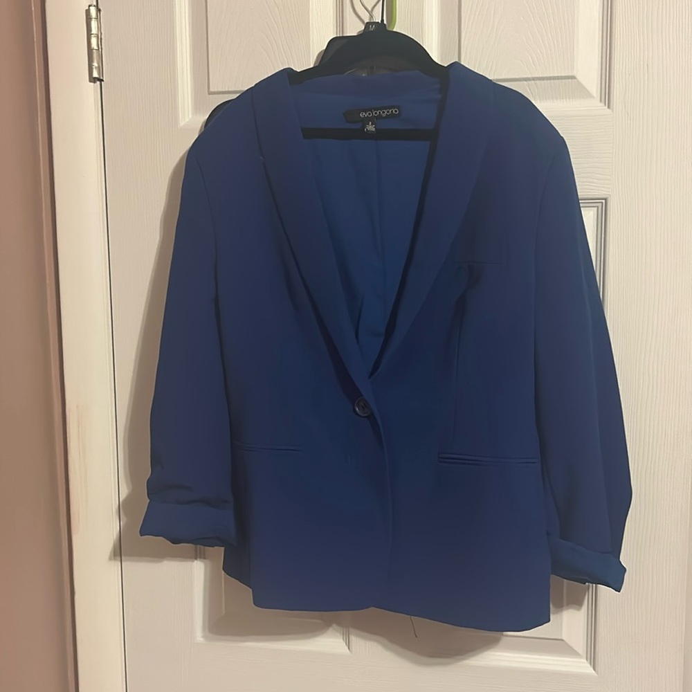 Wide fit, royal blue, blazer. Fits well with layers.